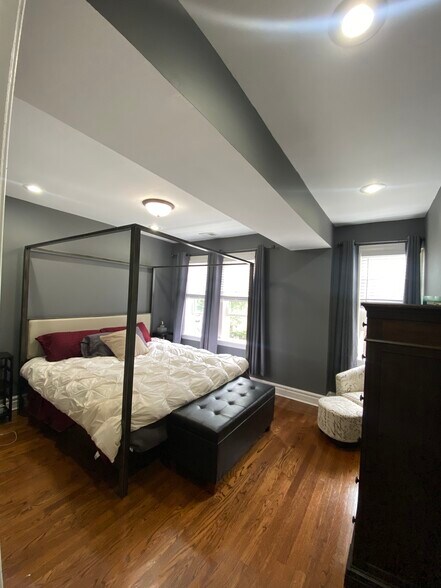 Master suite - 6309 N Albany Ave