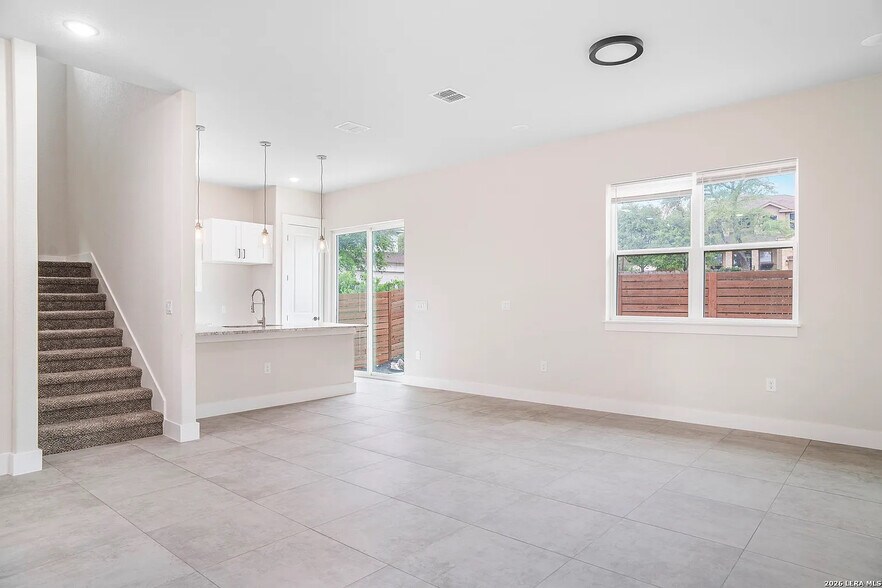 Building Photo - Room in House on Pharaoh Run
