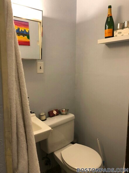 Building Photo - 40 Anderson St