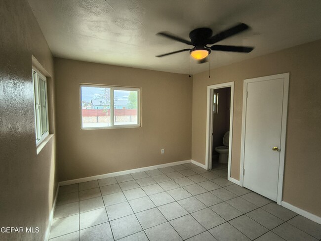 Building Photo - 4918 Guadalupe Dr