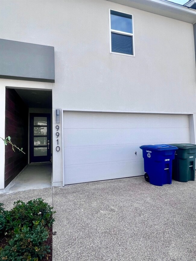 Building Photo - 9910 Bijan Dr