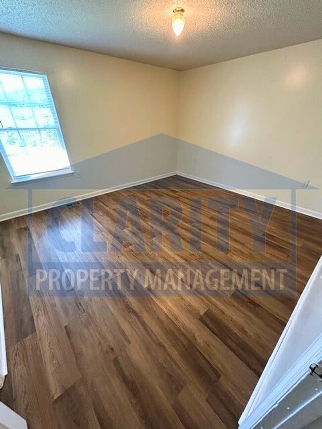 Building Photo - Two bedroom townhome w/ garage!