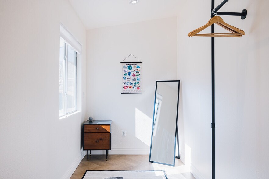 Building Photo - 7370 North Park