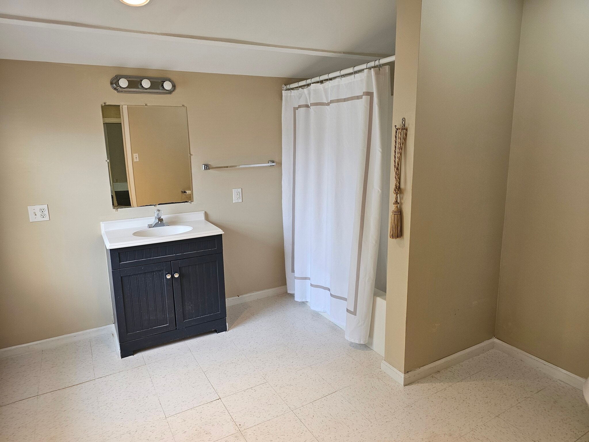 Bathroom - 1165 York Rd