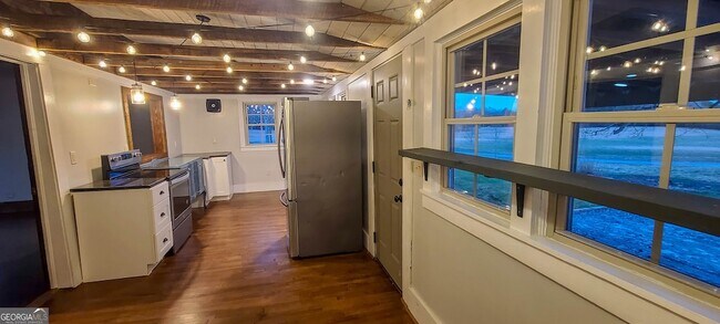 Building Photo - 497 Old Hwy 85