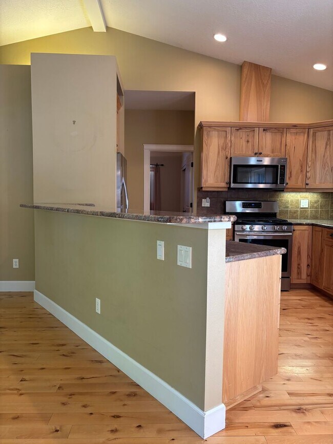 Building Photo - 3 Bed 2 Bath Single level - Fenced Yard-No...