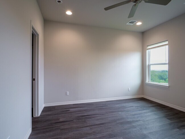 Building Photo - 221 Peruna Dr