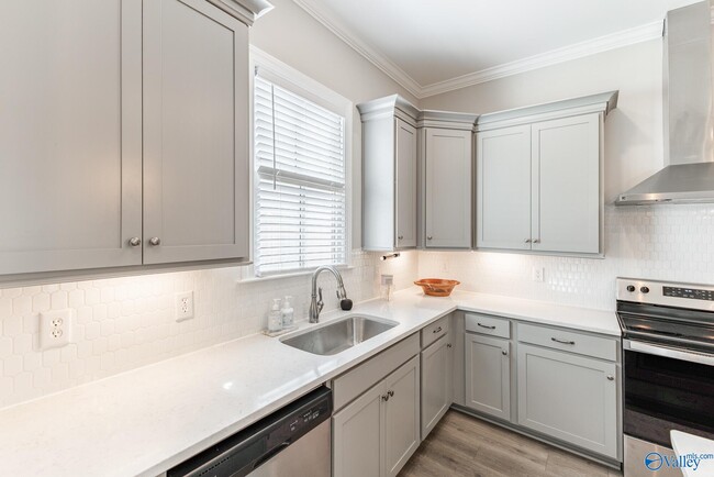 Building Photo - 40 Pine St