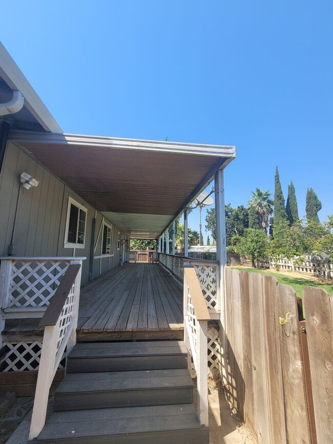 Building Photo - Cozy 2-Bedroom Home with Huge Garage in Kn...