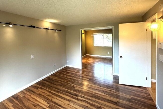Building Photo - 3 bedroom in Bellevue WA 98006