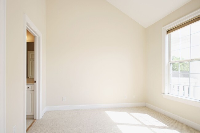 Building Photo - Sunlit Condo With Easy Access to Rt 29