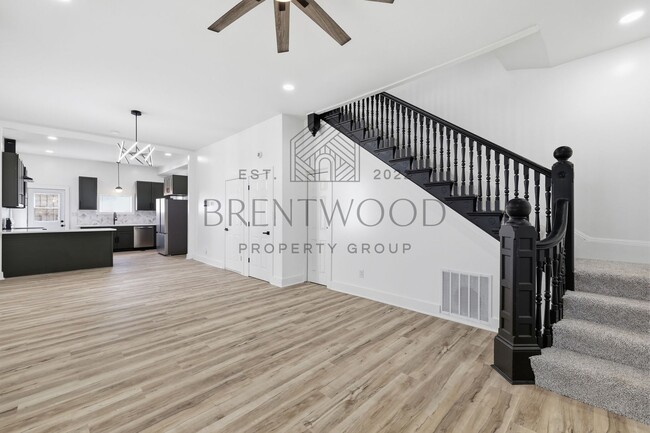 Building Photo - Contemporary 4bed/3bath with Private Yard