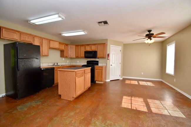 Building Photo - 3 Bedrooms, 3 Bathrooms, & Close to Campus...