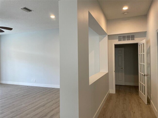 Building Photo - 4293 Laurel Ridge Cir