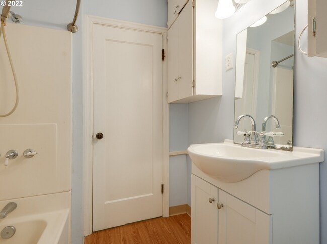 Building Photo - Charming 3 bed + office, 1.5 bath rental home in University Park Portland!