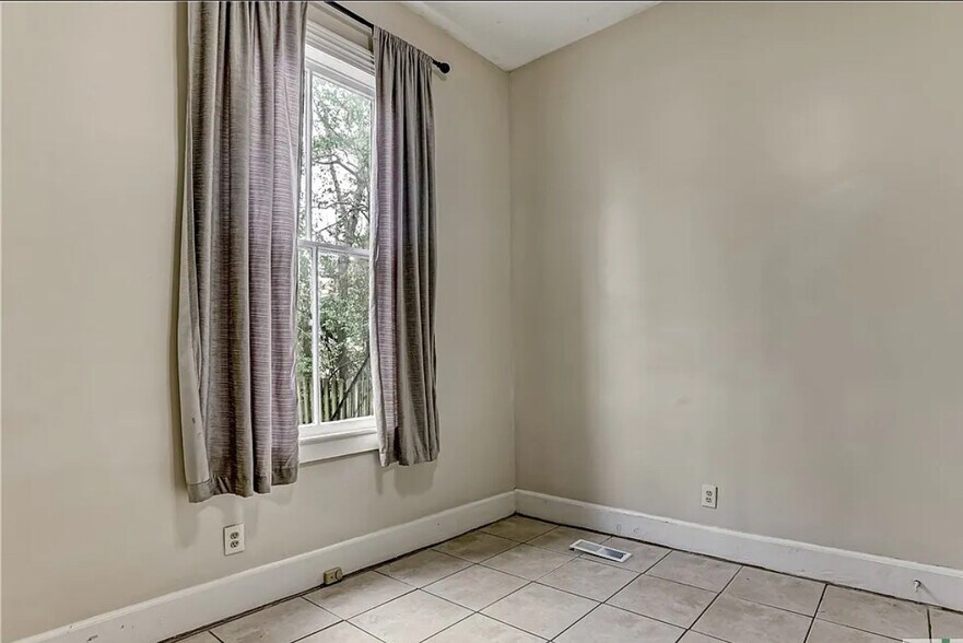 Building Photo - 520 E Waldburg St