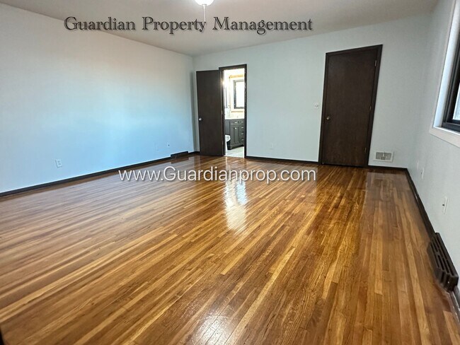Building Photo - Burnsville Single Family Home, 2 Car Garage, Large Sun Room, Fireplace, Deck