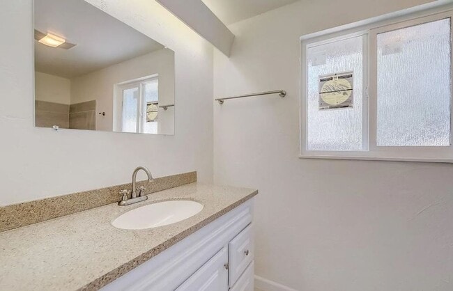 Building Photo - Newly Remodeled Home with Spacious Driveway!