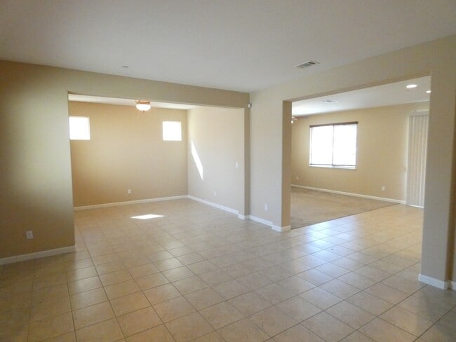 Building Photo - 4/2.5 N. Vacaville home with solar!