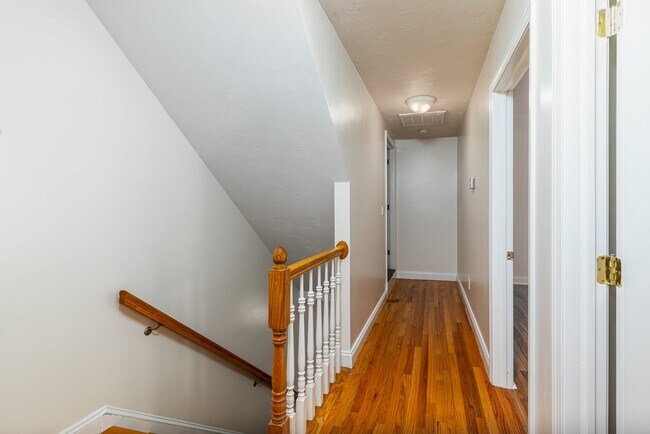 Building Photo - 12 Woodbury Ct