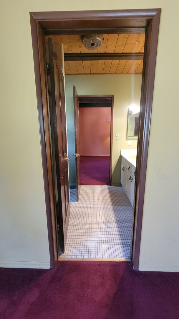 Building Photo - Spacious 6 Bedroom 5 Bathroom Within Walki...