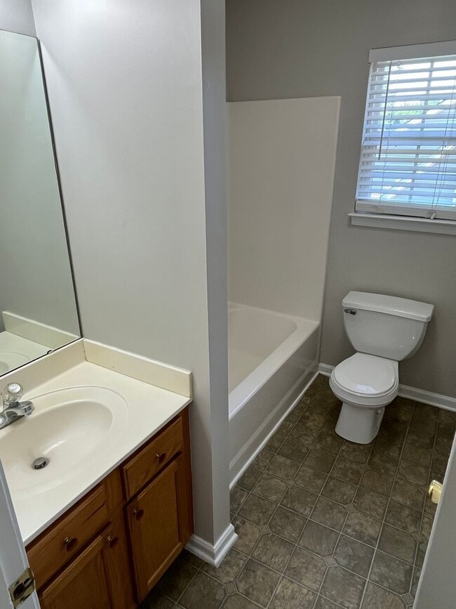 Building Photo - Great 3 Bed, 2.5 Bath house in University ...