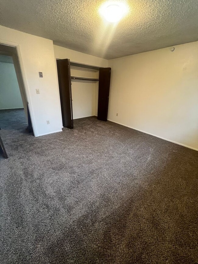 Building Photo - 1426-1426 E Poplar St