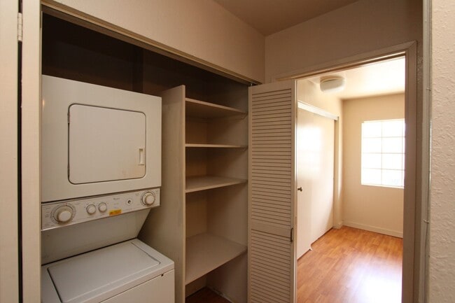 Building Photo - 2 bedroom, 1.5 bath, 1 parking split level...