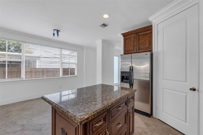 Building Photo - 416 SW 11th St