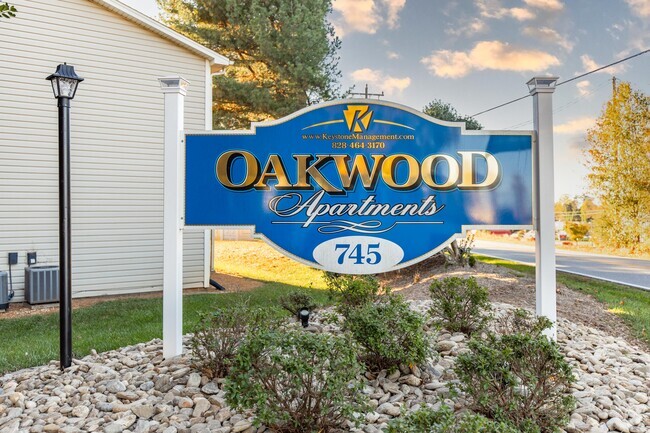 Building Photo - Oakwood Apartments