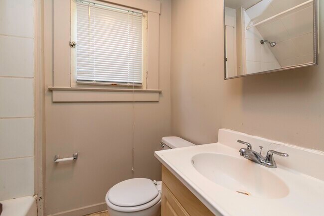 Building Photo - 831 Brookwood Pl