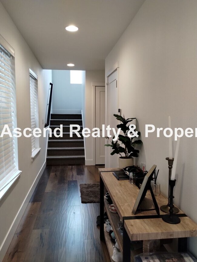 Building Photo - Like New 4 Bed Beauty Full Bed & Bath on Main Next to Commonwealth Lake & Minutes to Cedar Hills ...