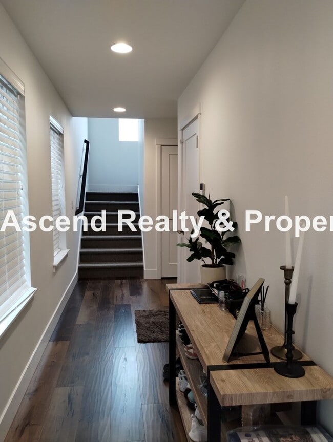 Building Photo - Price Drop!! 4 Bed Full Bed & Bath on Main Next to Commonwealth Lake & Minutes to Cedar Hills Cro...