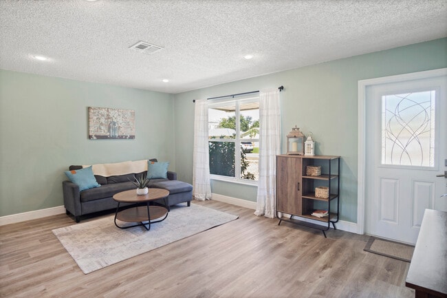 Building Photo - 9032 SE Sandridge Ave