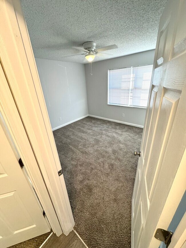 Building Photo - 2 Bedroom Apartments, Excellent Location!
