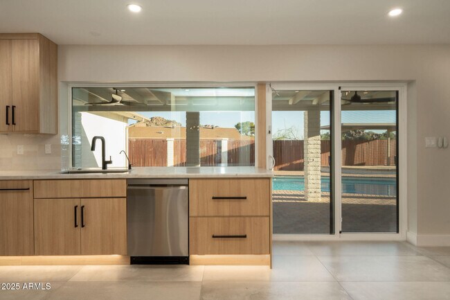 Building Photo - 2439 E Lincoln Cir