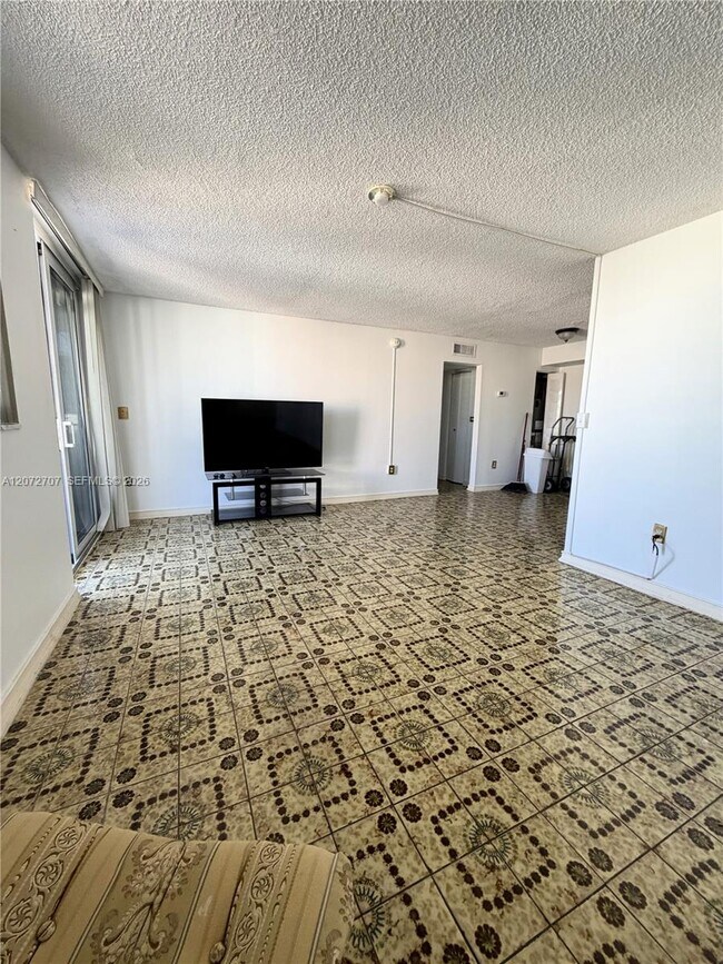 Building Photo - 720 Collins Ave