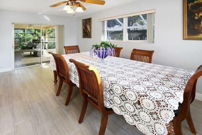 Building Photo - 120 E Park Ln