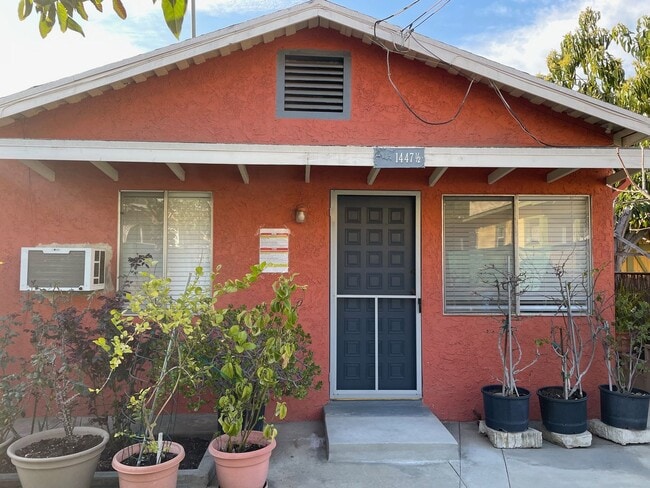 Building Photo - 1 Bed 1 Bath with In Unit Laundry and AC Available in PRIME Echo Park!