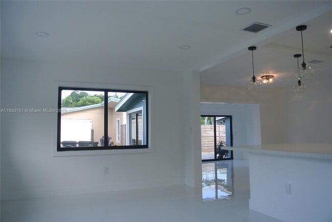 Building Photo - 10230 Dolphin Rd