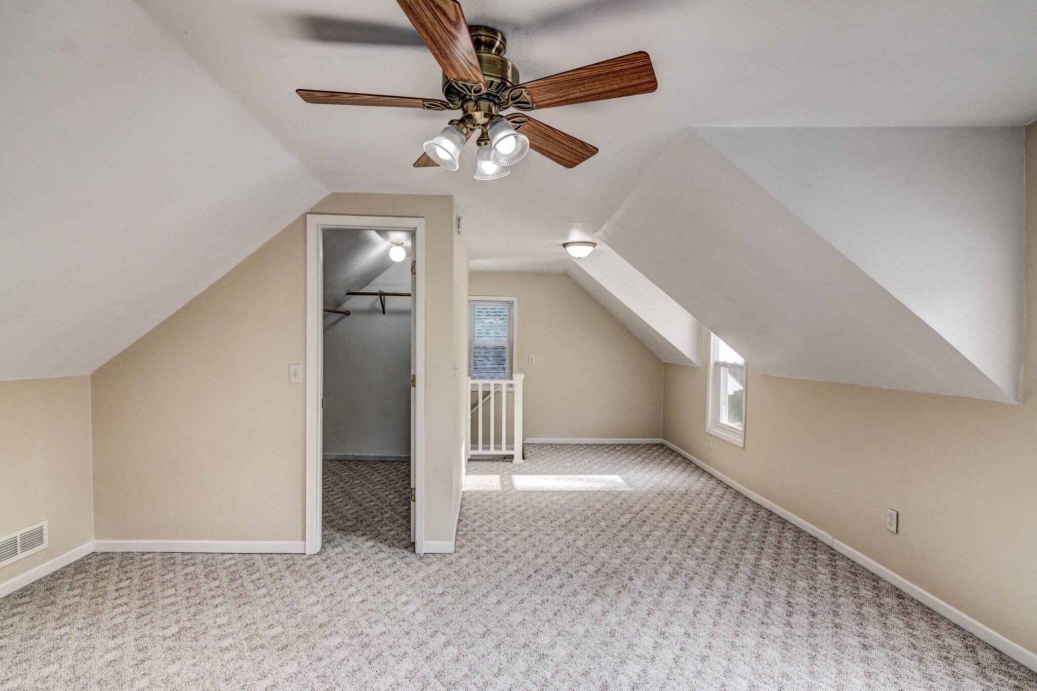 Building Photo - 616 Davis Ave