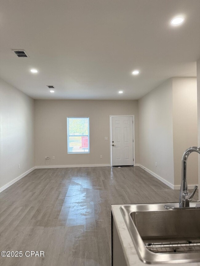 Building Photo - 2913 E 5th Ct