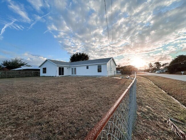 Building Photo - 1901 SW McAllister Ln