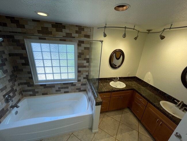 Building Photo - Beautiful Home in Golfer’s Paradise