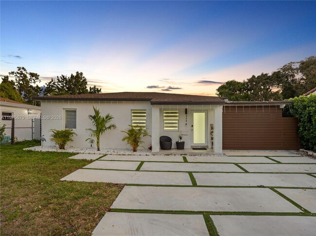 Building Photo - 920 NE 159th St