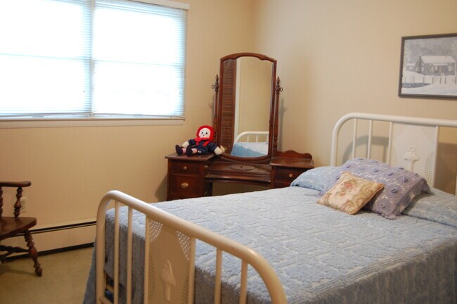 Building Photo - Large Partially Furnished 4/2.5 in Beautif...