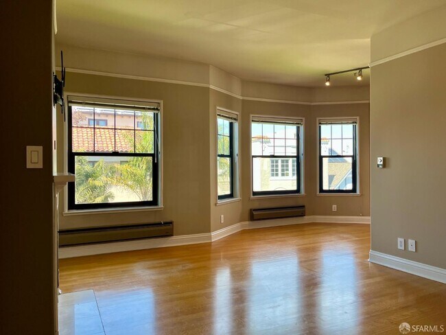 Building Photo - 400 Avila St