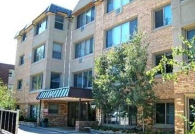 Building Photo - 2727 W 43rd St