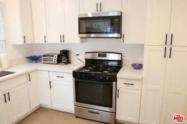 Building Photo - 8719 Yorktown Ave