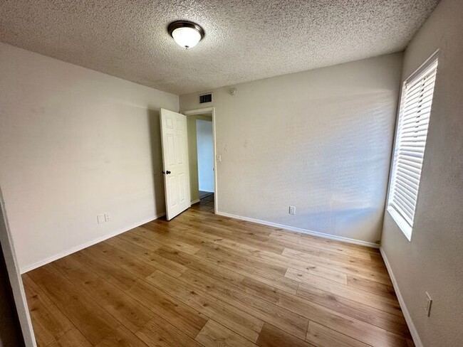 Building Photo - Conveniently located 2 bedroom, 2 bath.